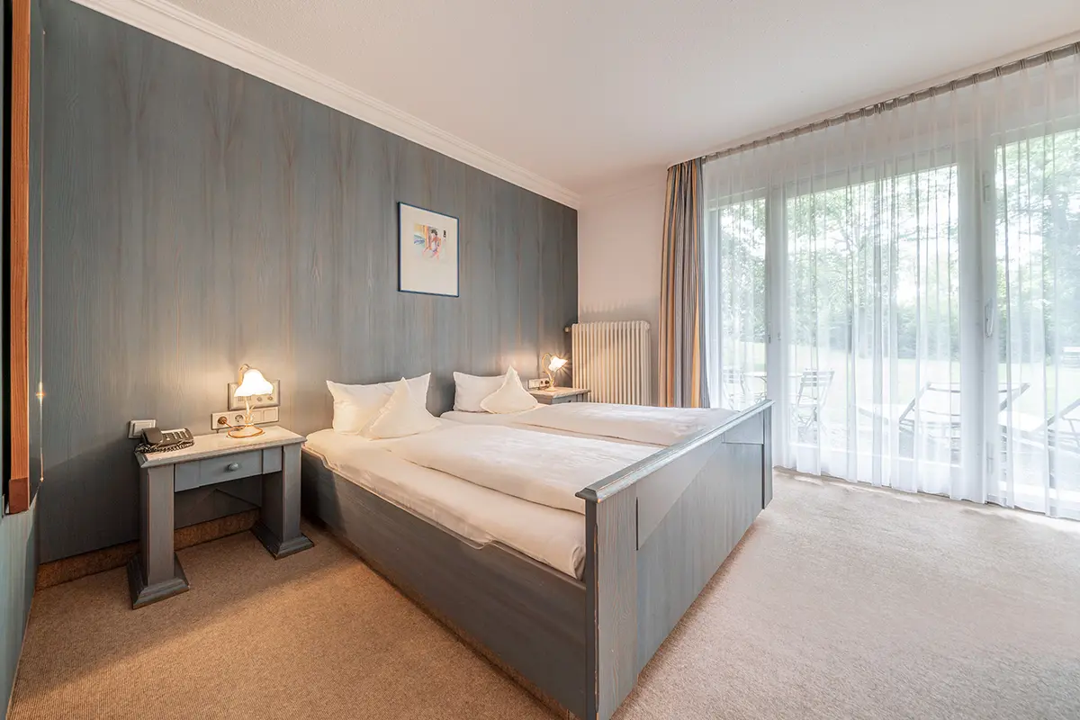 Doppelzimmer mit Patio zum Park