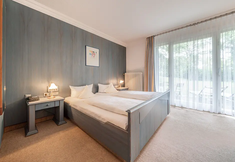 Doppelzimmer mit Patio zum Park